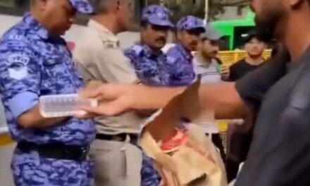 पुलिसवालों को आंदोनलकारियों ने पानी की बोतल दी:जंतर-मंतर पर पहुंचे सुरक्षाकर्मियों के साथ स्टूडेंट्स का अच्छा बर्ताव, घूम-घूमकर सभी को दी
