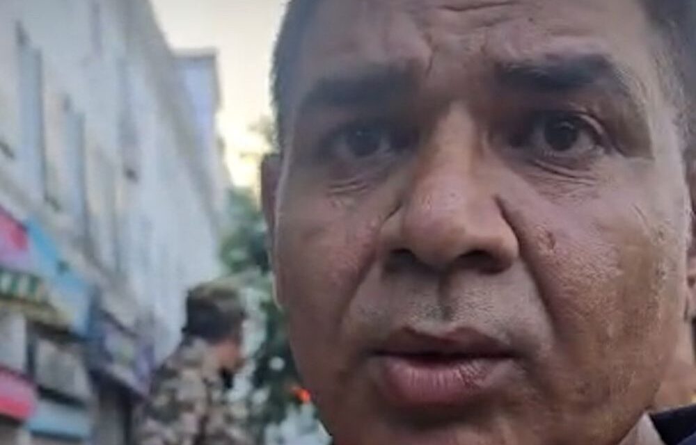 पुलिसवाले को देख पिता बोला-बच्चों को मारोगे:जंतर-मंतर के छात्र आंदोलन में पहुंचे एक बच्चे के पिता ने पुलिस से किया सवाल