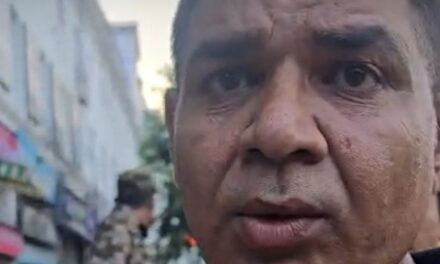 पुलिसवाले को देख पिता बोला-बच्चों को मारोगे:जंतर-मंतर के छात्र आंदोलन में पहुंचे एक बच्चे के पिता ने पुलिस से किया सवाल