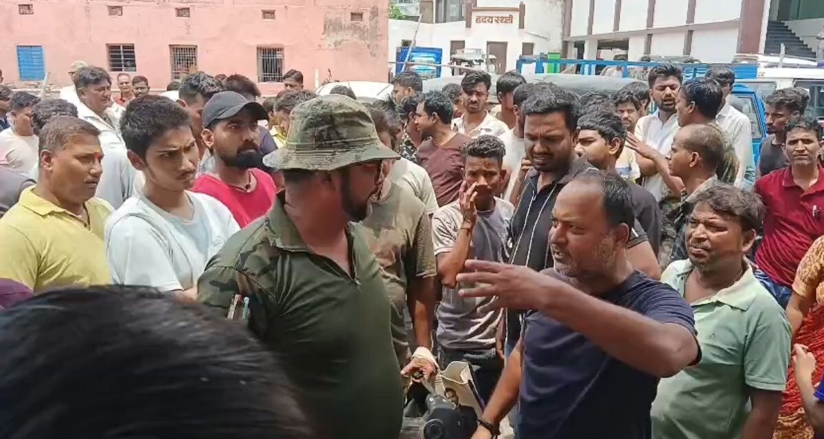 पैसे भी कटे, बिजली भी गुल… मुजफ्फरपुर के बिजली ऑफिस में बवाल