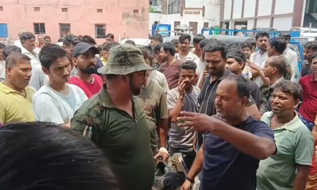 पैसे भी कटे, बिजली भी गुल… मुजफ्फरपुर के बिजली ऑफिस में बवाल