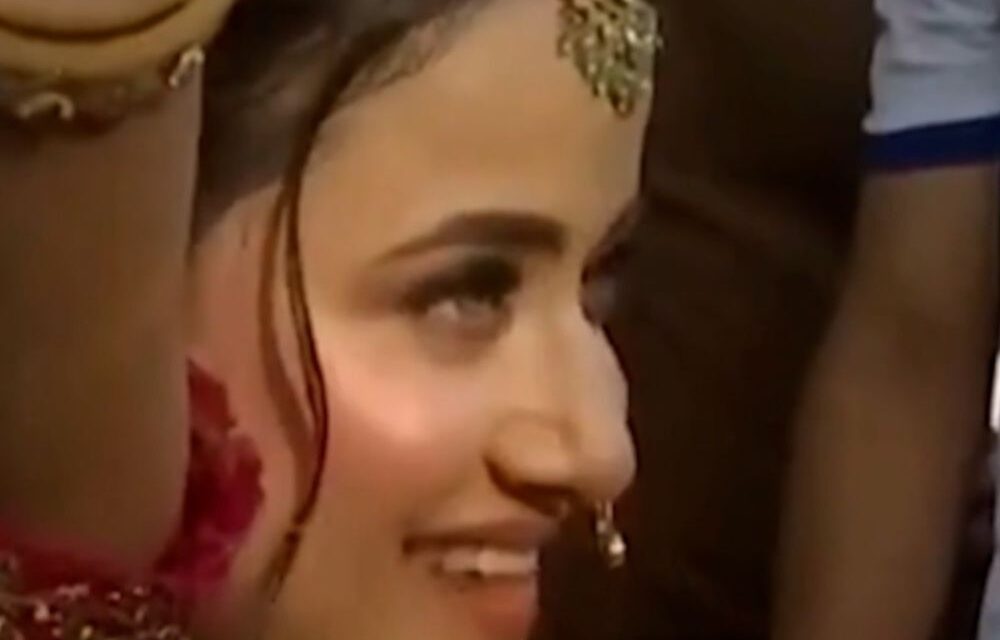 दुल्हन की ड्रेस में प्रोटेस्ट करने पहुंची लड़की:पोस्टर पर लिखा-पुच्चू अब तो रिजाइन कर दो