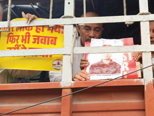 ‘पुलिस ने डंडों में कीलें ठोकीं, महिलाओं के कपड़े फाड़े’:युवती बोली