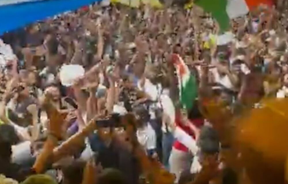 चक दे इंडिया पर झूमे छात्र:कॉकरोच समर्थकों ने सेल्फी से रिकॉर्ड किए जश्न के वीडियो