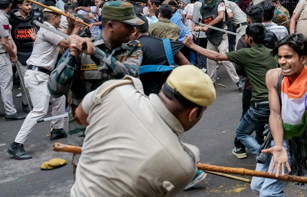 ‘संसद मार्च’ में पुलिस ने बर्बरता क्यों की:सुप्रीम कोर्ट में सुनवाई आज; मामला CJI सूर्यकांत सुनेंगे, इनके कमेंट से ही कॉकरोच जनता पार्टी बनी