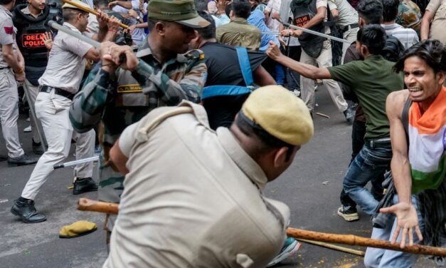‘संसद मार्च’ में पुलिस ने बर्बरता क्यों की:सुप्रीम कोर्ट में सुनवाई आज; मामला CJI सूर्यकांत सुनेंगे, इनके कमेंट से ही कॉकरोच जनता पार्टी बनी