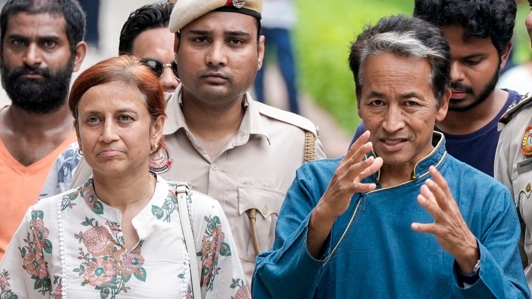 'झंडे अलग लेकिन राजनीति एक जैसी', वांगचुक की पत्नी का BJP-कांग्रेस पर हमला