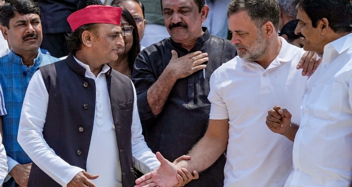 लखनऊ में डगमगाती दोस्ती दिल्ली में पटरी पर लौटी, राहुल की ढाल बने अखिलेश