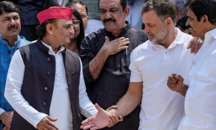 लखनऊ में डगमगाती दोस्ती दिल्ली में पटरी पर लौटी, राहुल की ढाल बने अखिलेश