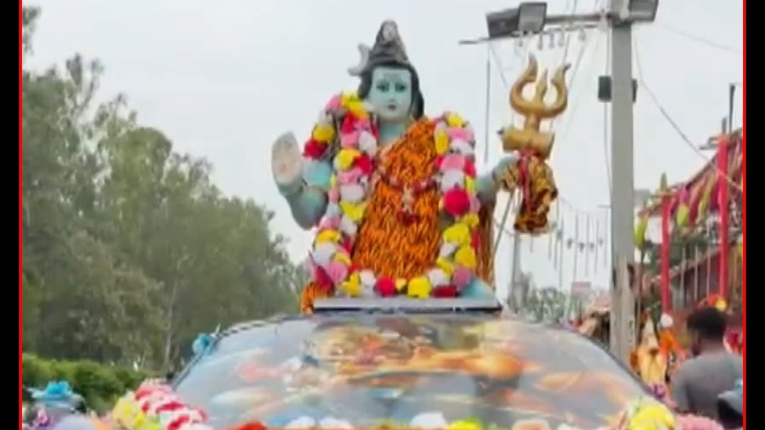 5 करोड़ की मैक्लॉरेन जैसी कांवड़ बनी आकर्षण