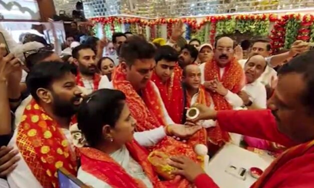 VIDEO: मेयर की शुक्राना यात्रा में भिड़े दो गुट, जमकर चले ईंट-पत्थर
