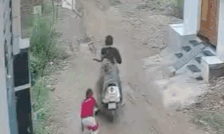 लुधियाना में प्रेमी संग बेटी उठाकर भागी मां,VIDEO:चचेरी बहन छुड़ाने लगी तो थप्पड़ मारे, स्कूटी से 50 मीटर तक घसीटा