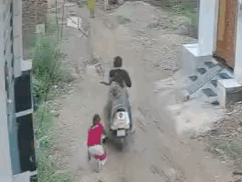 लुधियाना में प्रेमी संग बेटी उठाकर भागी मां,VIDEO:चचेरी बहन छुड़ाने लगी तो थप्पड़ मारे, स्कूटी से 50 मीटर तक घसीटा
