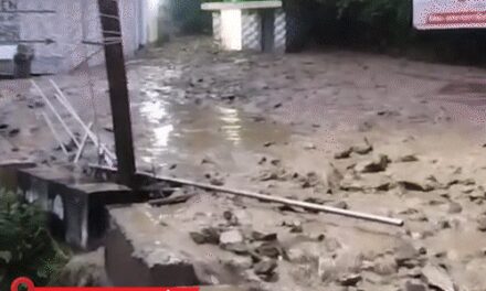 यूपी के 40 स्कूलों में बाढ़ का पानी घुसा:100 साल पुराना मकान ढहने से 6 मौतें; केदारनाथ हाईवे पर मलबे में कई गाड़ियां दबीं