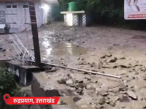 यूपी के 40 स्कूलों में बाढ़ का पानी घुसा:100 साल पुराना मकान ढहने से 6 मौतें; केदारनाथ हाईवे पर मलबे में कई गाड़ियां दबीं