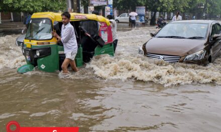 उत्तराखंड में 6 नदियां उफान पर, 132 सड़कें बंद:हरिद्वार में घाट डूबे; यूपी में 30 गांवों में बाढ़, दिल्ली में नाले में बहा युवक