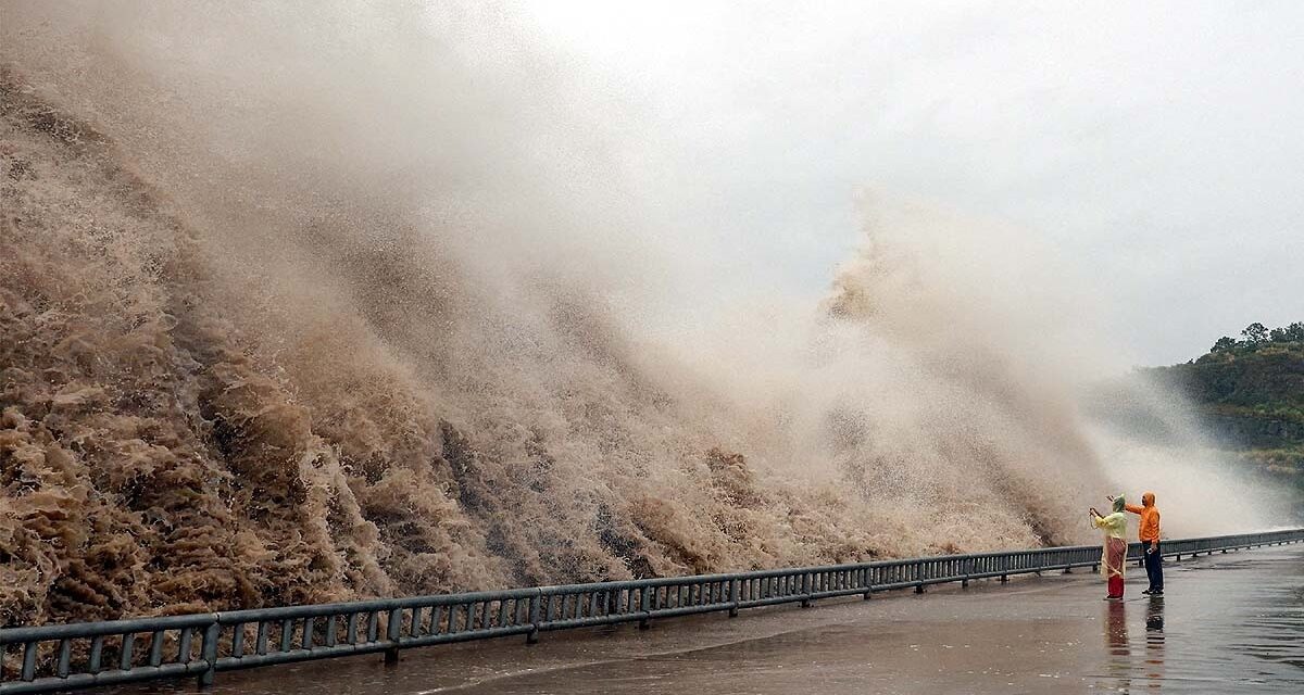चीन में 'डॉल्फिन' तूफान की तबाही, 1300 फ्लाइट्स रद्द
