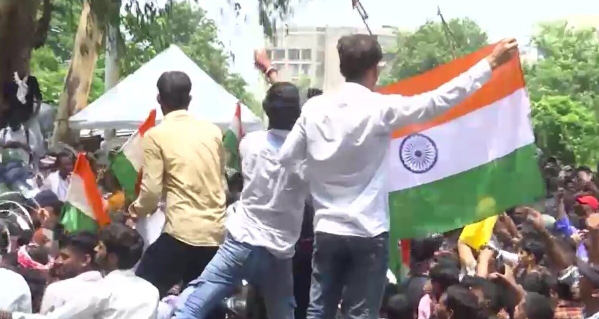 बैरिकेड्स लांघे, खेतों से बनाया रास्ता… विधानसभा पहुंचने का छात्रों ने अपनाया ये रूट मैप