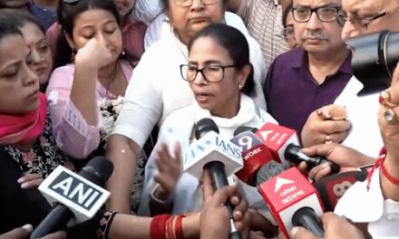 कोलकाता में ममता बनर्जी के खिलाफ चोर-चोर के नारे लगे:3 दिन में दूसरी घटना; कार पर पत्थर और कीचड़ फेंका गया था