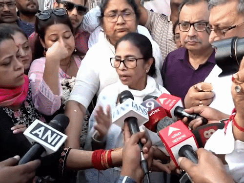 कोलकाता में ममता बनर्जी के खिलाफ चोर-चोर के नारे लगे:3 दिन में दूसरी घटना; कार पर पत्थर और कीचड़ फेंका गया था