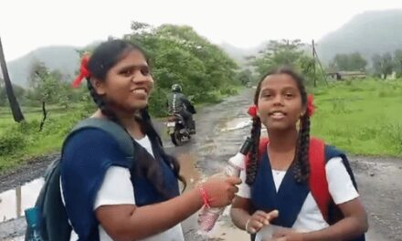 महाराष्ट्र में छात्राओं ने रिपोर्टर बनकर दिखाई बदहाल सड़क:छाते को माइक बनाकर बोली