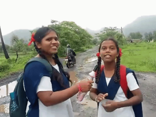महाराष्ट्र में छात्राओं ने रिपोर्टर बनकर दिखाई बदहाल सड़क:छाते को माइक बनाकर बोली