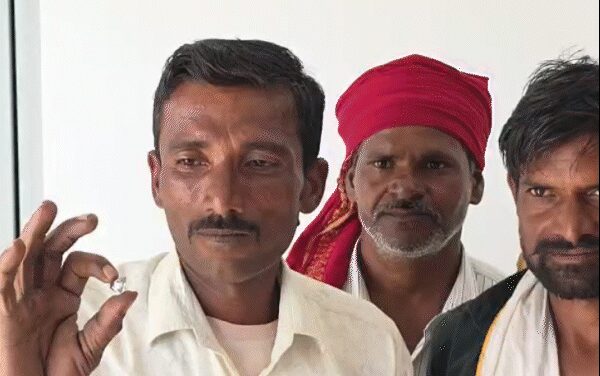 बारिश के पानी में चमका 50 लाख का हीरा:पन्ना की खदान में मिला 16.96 कैरेट का जेम क्वालिटी डायमंड; 3 पार्टनर शादी करेंगे