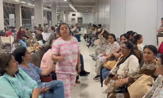 बैंकॉक एयरपोर्ट पर 28 घंटे से फंसे 200 भारतीय:एअर इंडिया की फ्लाइट से वापस लौटना था; तकनीकी खराबी आई