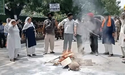 सिख परिवारों का राहुल के घर के बाहर प्रदर्शन:कांग्रेस ने सिख दंगों के दोषी सज्जन कुमार को हीरो बताया था, दो दिन पहले निधन हुआ