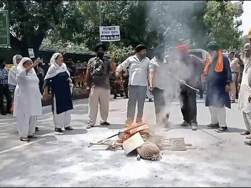 सिख परिवारों का राहुल के घर के बाहर प्रदर्शन:कांग्रेस ने सिख दंगों के दोषी सज्जन कुमार को हीरो बताया था, दो दिन पहले निधन हुआ