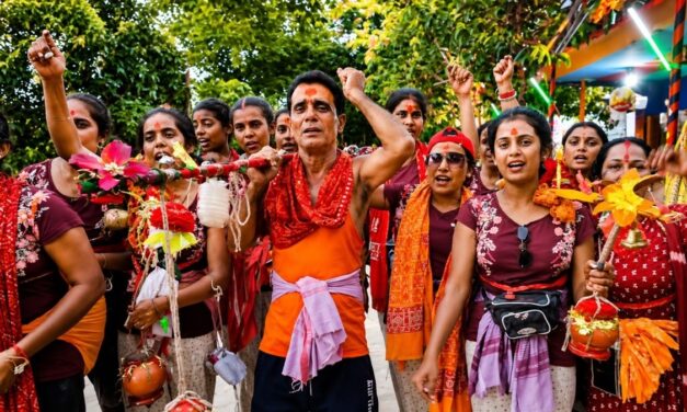 आस्था की अनोखी मिसाल, 19 बेटियों के साथ पिता ने उठाई कांवड़, PHOTOS