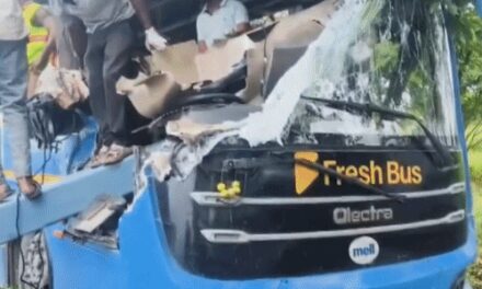 तेलंगाना में बस और ट्रक की टक्कर, 6 की मौत:इनमें 5 महिलाएं, 12 घायल; ट्रक में रखे लोहे के पिलर बस में घुसे