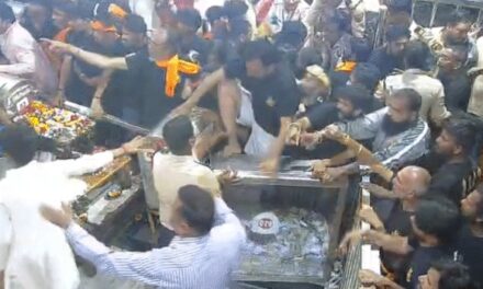 महाकाल मंदिर में कांवड़िए दानपेटियों पर चढ़े, VIDEO:बैरिकेडिंग तोड़कर नंदी हॉल में घुसे, 4 सुरक्षाकर्मी घायल; पैर-सिर में चोट, 30 पर FIR
