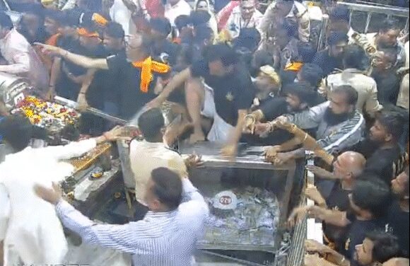 महाकाल मंदिर में कांवड़िए दानपेटियों पर चढ़े, VIDEO:बैरिकेडिंग तोड़कर नंदी हॉल में घुसे, 4 सुरक्षाकर्मी घायल; पैर-सिर में चोट, 30 पर FIR