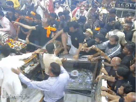 महाकाल मंदिर में कांवड़िए दानपेटियों पर चढ़े, VIDEO:बैरिकेडिंग तोड़कर नंदी हॉल में घुसे, 4 सुरक्षाकर्मी घायल; पैर-सिर में चोट, 30 पर FIR