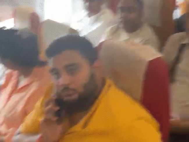 एयर इंडिया की दिल्ली-इंदौर फ्लाइट 3 घंटे से ज्यादा लेट:AC खराब, गर्मी से यात्री बेहाल हुए; लैंडिंग के बाद स्विच ने काम बंद किया