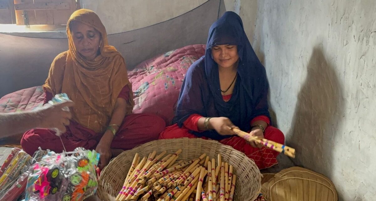 कृष्ण की बांसुरी बना रही मुस्लिम महिलाएं, सरकारी मदद से कारोबार हुआ मजबूत