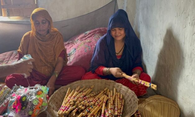 कृष्ण की बांसुरी बना रही मुस्लिम महिलाएं, सरकारी मदद से कारोबार हुआ मजबूत