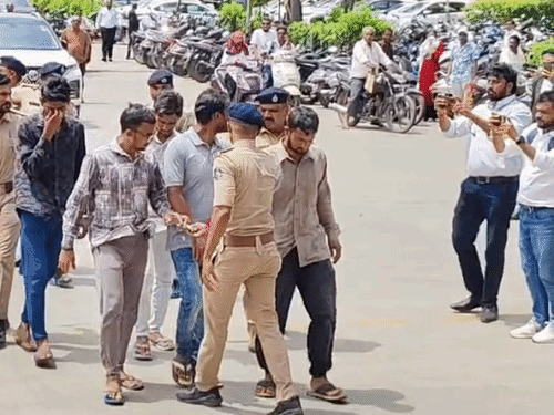 नाबालिग से गैंगरेप के 5 दोषियों को उम्रकैद:2024 में वडोदरा में गरबा के बाद लड़की को पकड़ा, दोस्त को बांधकर उसके सामने गैंगरेप किया था