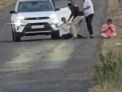 ‘जमीन क्यों बेची’, बेटों ने मां-बाप को पीटा, VIDEO:सड़क पर गिराकर डंडों से मारा, पीठ-कंधों पर चोट; पुणे की घटना