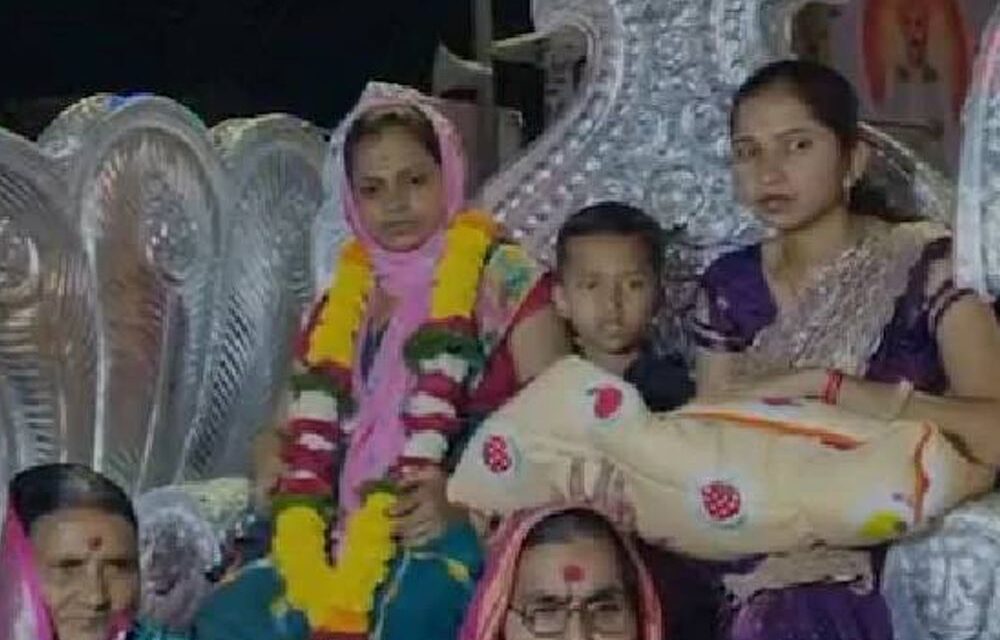 परिवार में 200 साल बाद बेटी जन्मी, रथ में लाए:ढोल-नगाड़ों से स्वागत किया, महाराष्ट्र के बीड़ का मामला