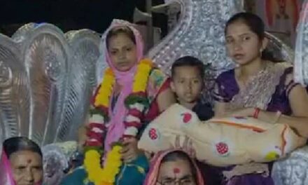 परिवार में 200 साल बाद बेटी जन्मी, रथ में लाए:ढोल-नगाड़ों से स्वागत किया, महाराष्ट्र के बीड़ का मामला