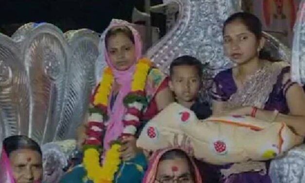 परिवार में 200 साल बाद बेटी जन्मी, रथ में लाए:ढोल-नगाड़ों से स्वागत किया, महाराष्ट्र के बीड़ का मामला