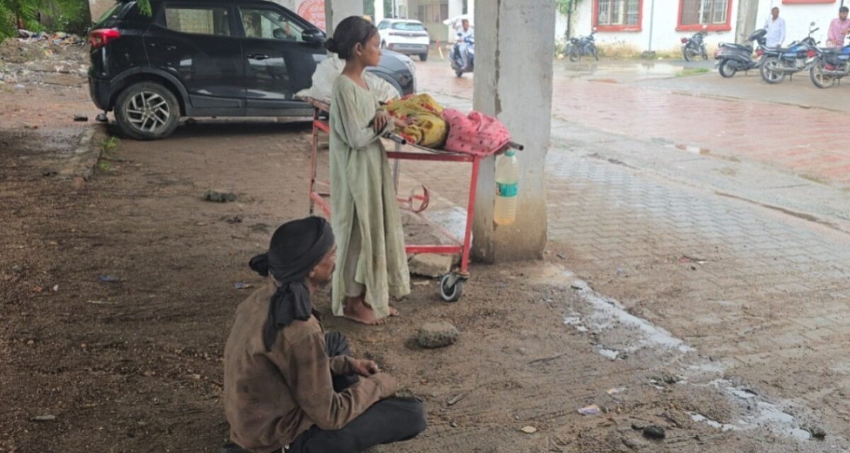 मां की लाश के बगल में रोती बच्ची, जमीन पर बैठा पति, पैसे नहीं तो एंबुलेंस नहीं