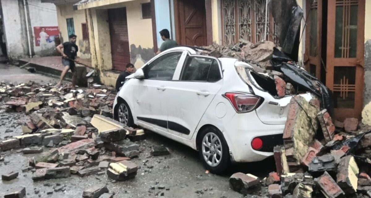 बिजनौर में बारिश का कहर, मकान का छज्जा गिरा, नीचे दबी i20 कार