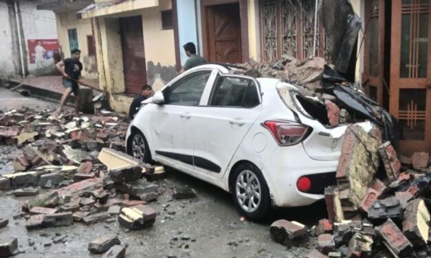 बिजनौर में बारिश का कहर, मकान का छज्जा गिरा, नीचे दबी i20 कार