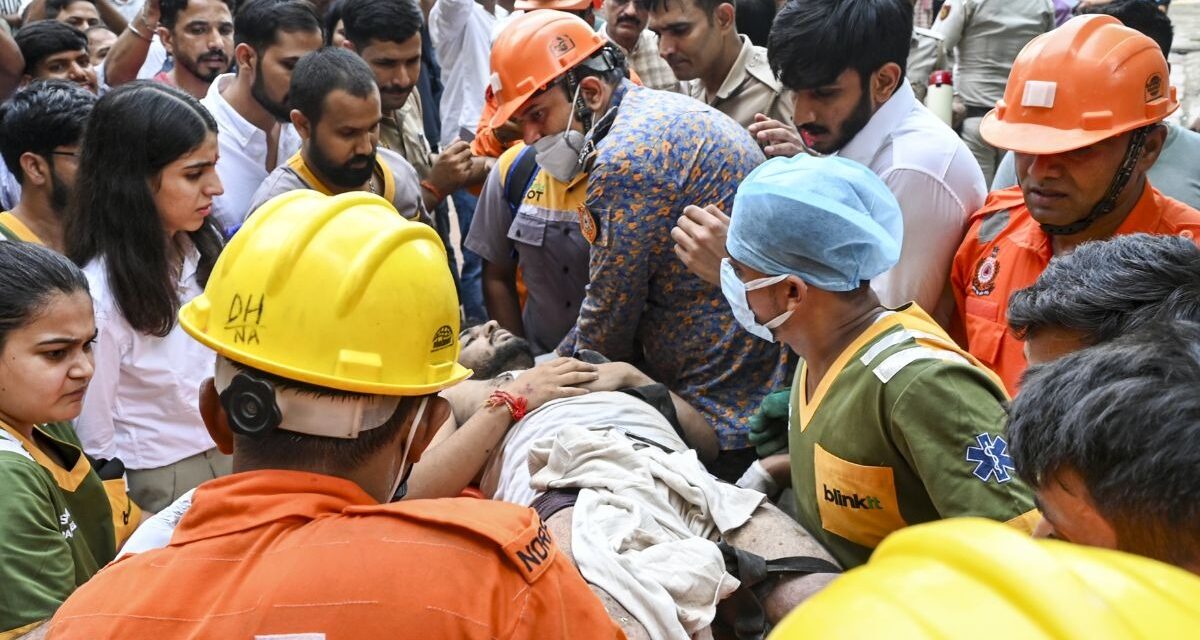 50 साल पुरानी इमारत, हादसे के वक्त बेसमेंट में काम… दिल्ली में 6 मौतों का गुनहगार कौन?