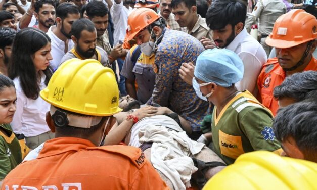 50 साल पुरानी इमारत, हादसे के वक्त बेसमेंट में काम… दिल्ली में 6 मौतों का गुनहगार कौन?