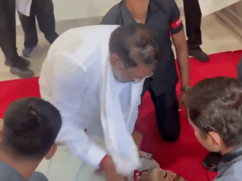 तेलंगाना के मंत्री ने CPR देकर बचाई अधिकारी की जान:VIDEO; विधानसभा में पर्सनल असिस्टेंट बेहोश होकर गिर पड़े थे
