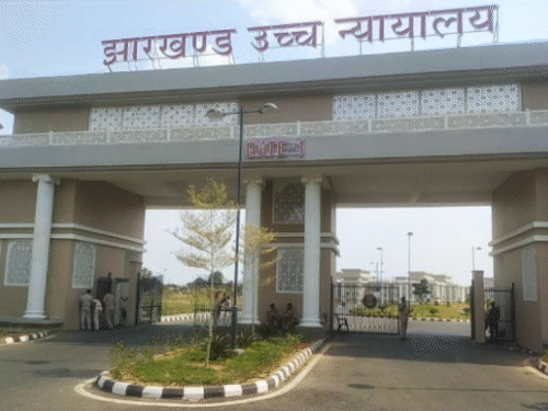 ‘महिला के घर में घुसना,कपड़े उठाना रेप की कोशिश नहीं’:झारखंड हाईकोर्ट ने आरोपी को दी राहत; कहा